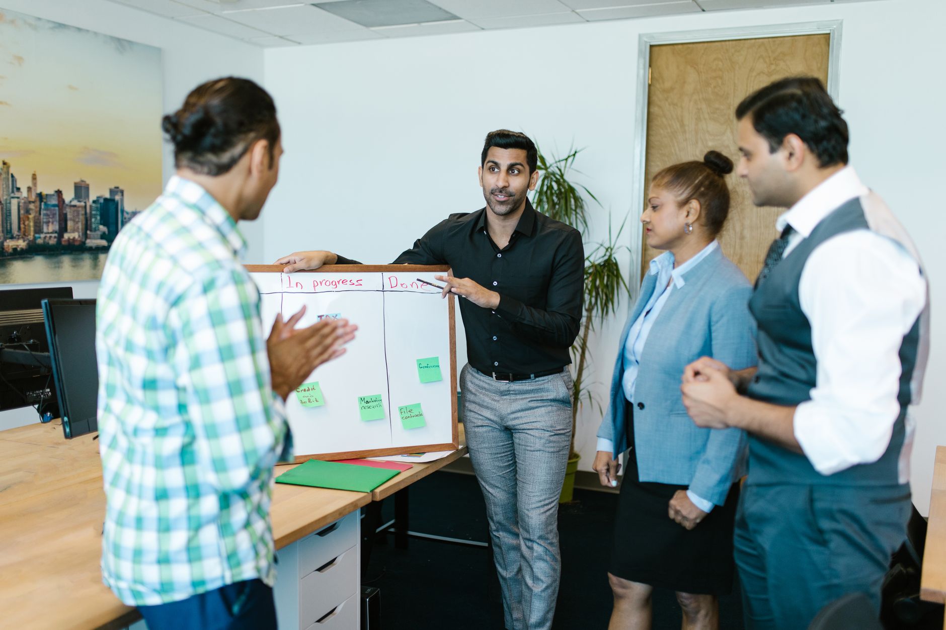 Instructor teaching DMAIC methodology to a team