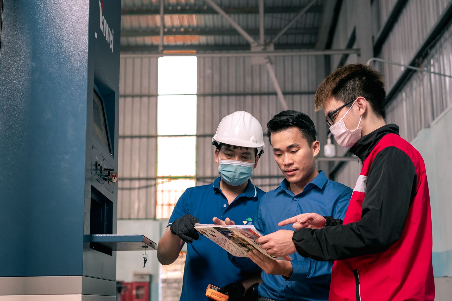 Operator suggesting a process improvement idea to a supervisor