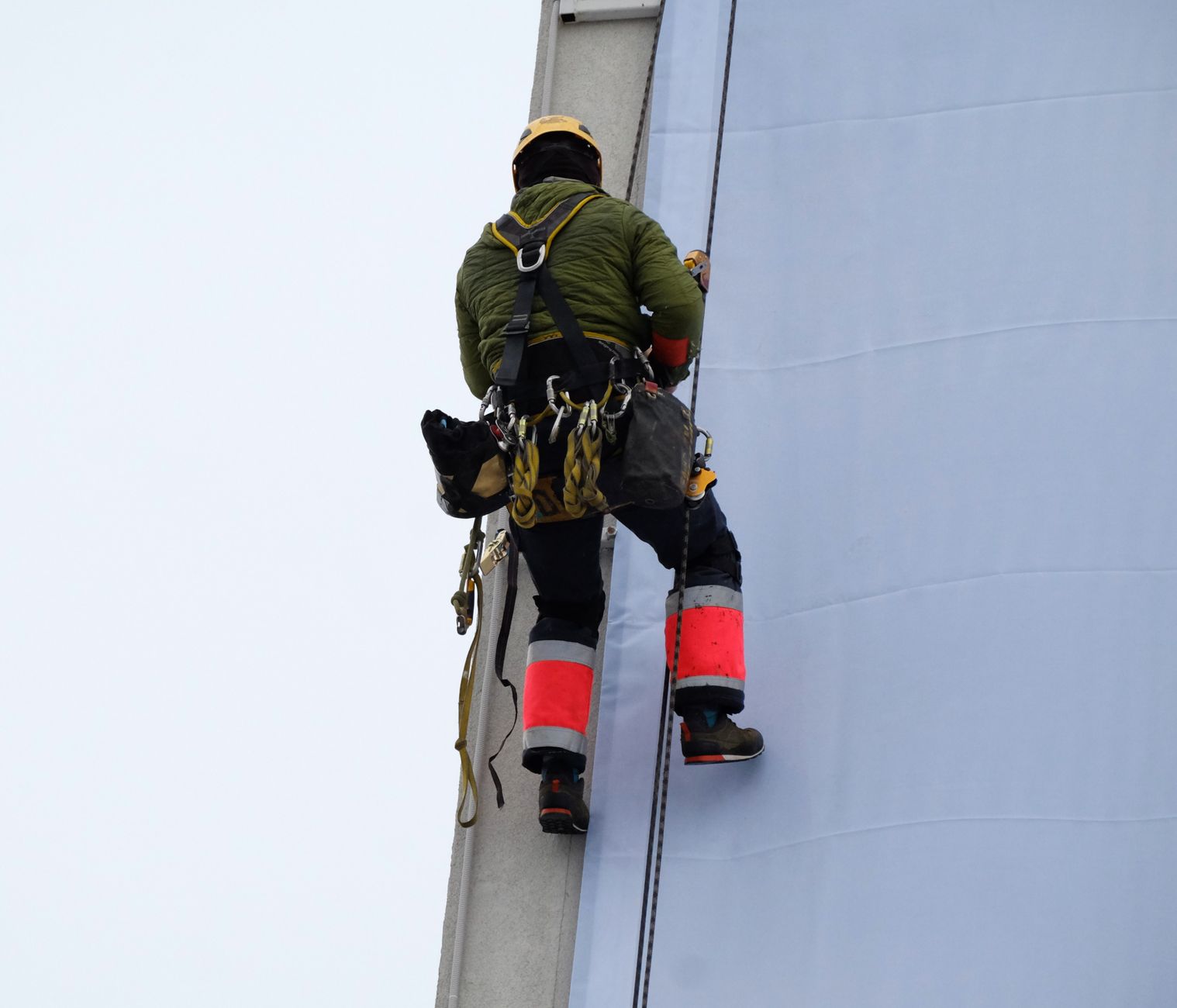 Fall Protection Standards for Manufacturers: Which OSHA Rule Actually Applies