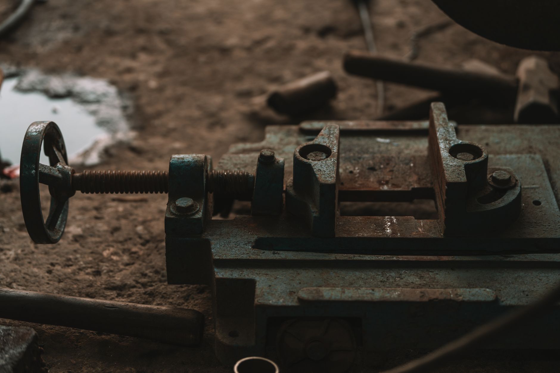 Vise fixture clamping a workpiece on a machine table