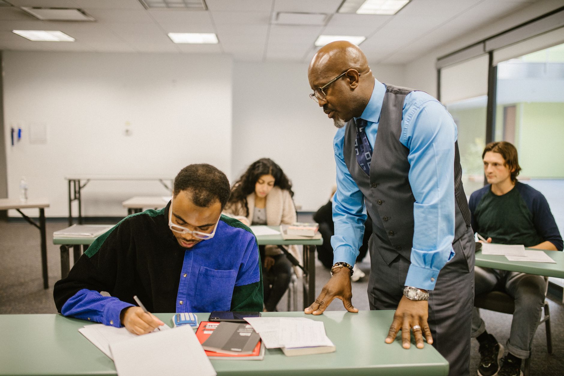 Instructor teaching a quality systems class to manufacturing professionals