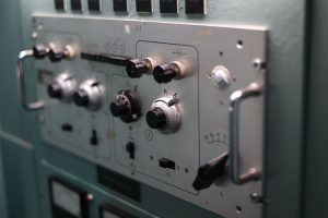 Industrial machine equipped with an automatic stop mechanism