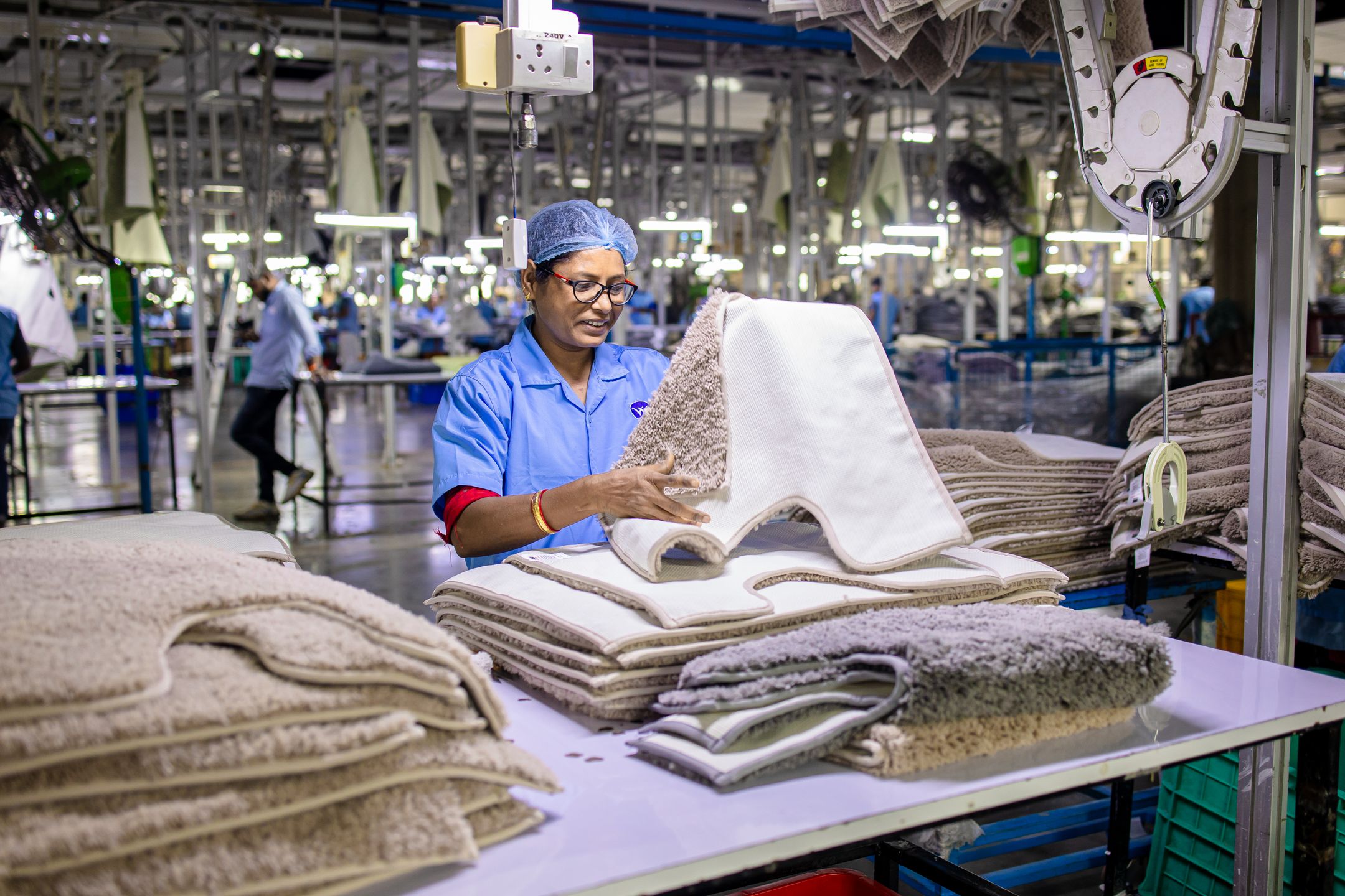 Shift handoff conversation between workers